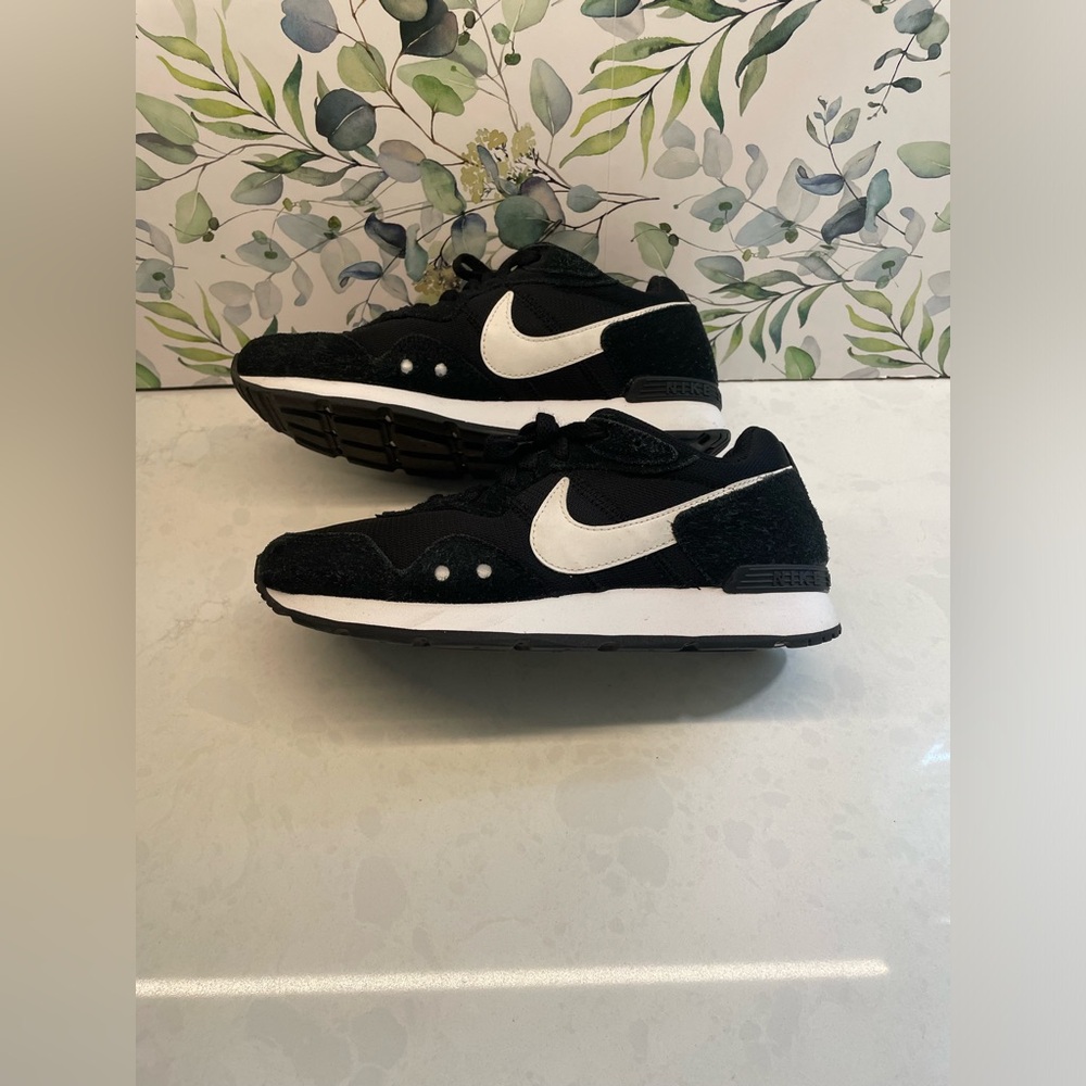 Black and White Nike Venture Runner Women Size 6.5